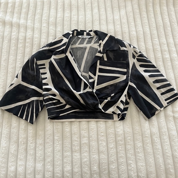 Zara Women’s Black and White Geometric Print Short Sleeve Crop Top Blouse Size S - Picture 4 of 10